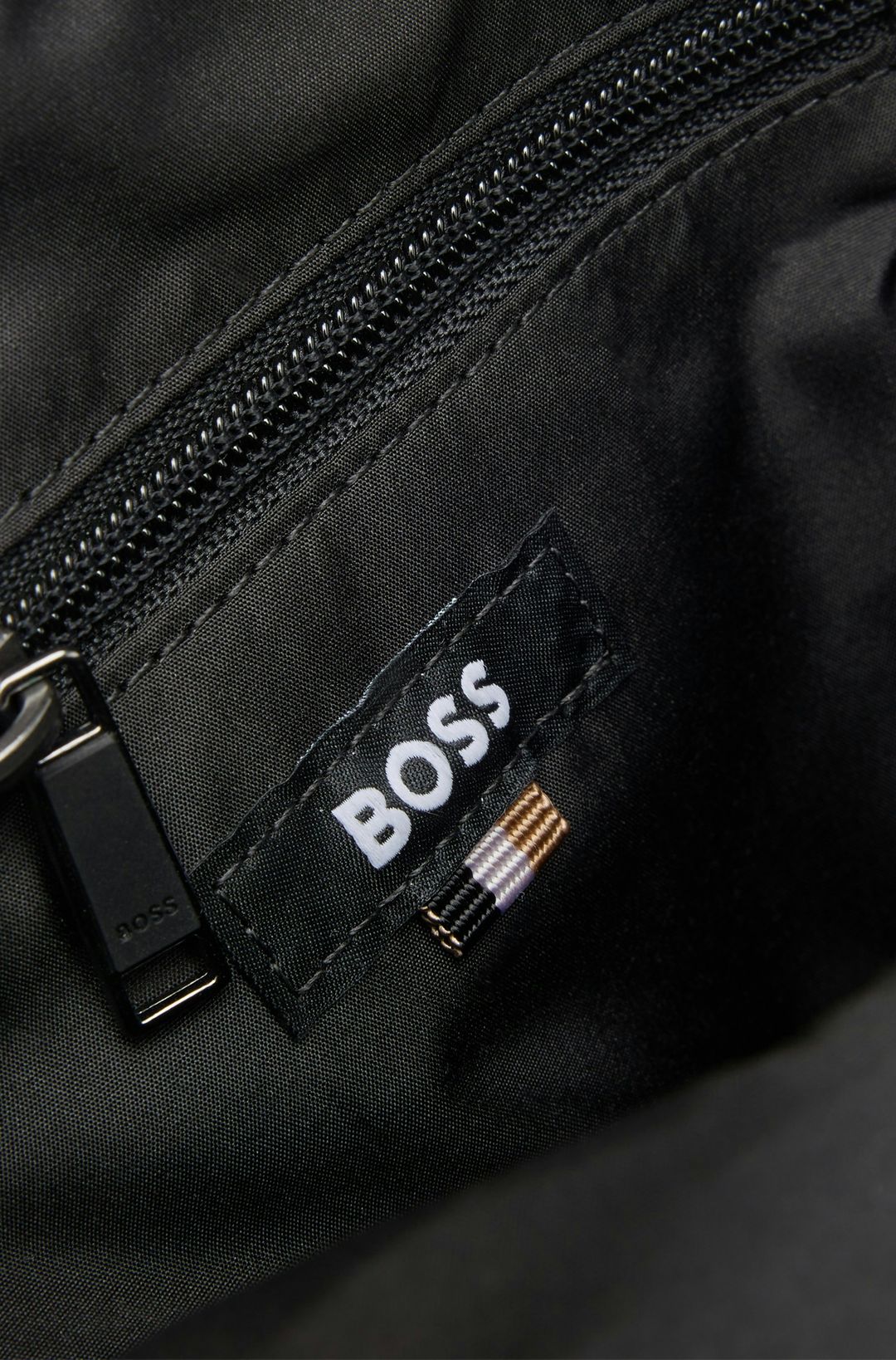 Crossbody kabelka ze strukturované látky s vyvýšeným logem - Black
