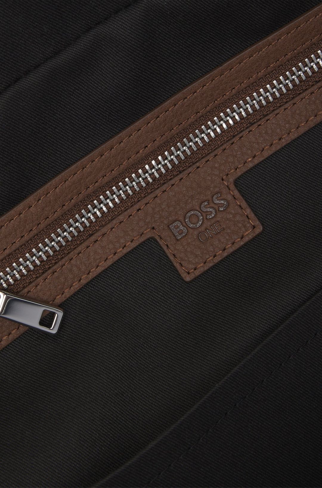 Kožená brašna s reliéfním logem - Medium Brown