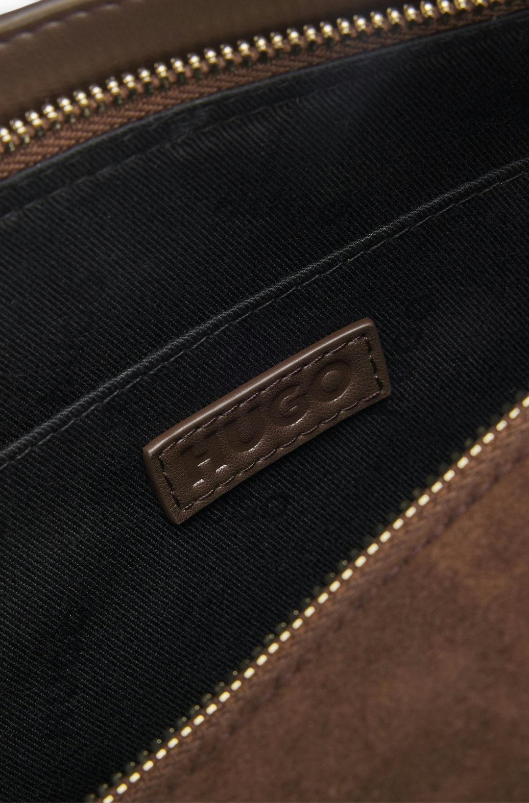 Kabelka z imitace semiše s metalickým logem - Dark Brown
