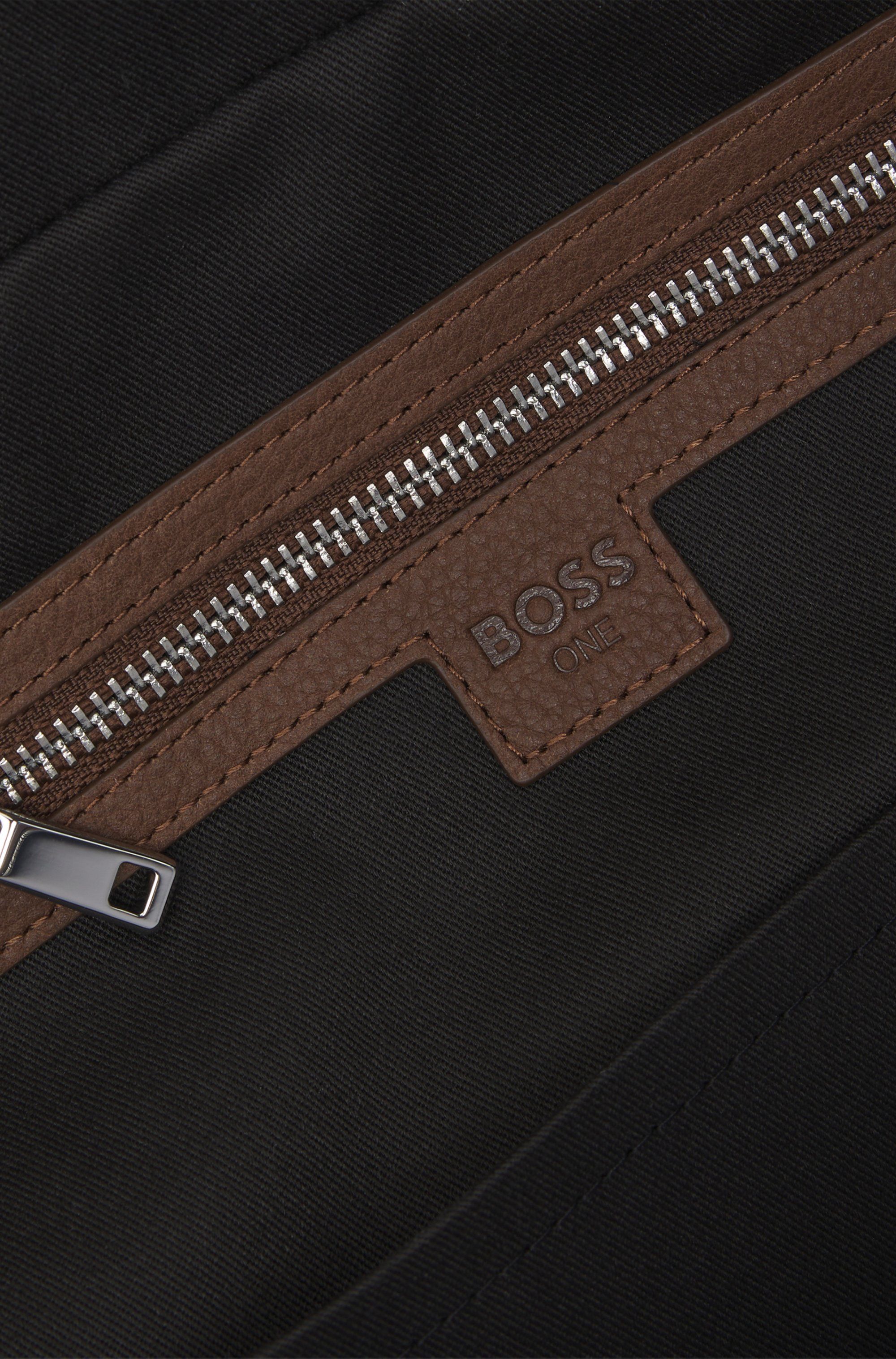 Kožená brašna s reliéfním logem - Medium Brown