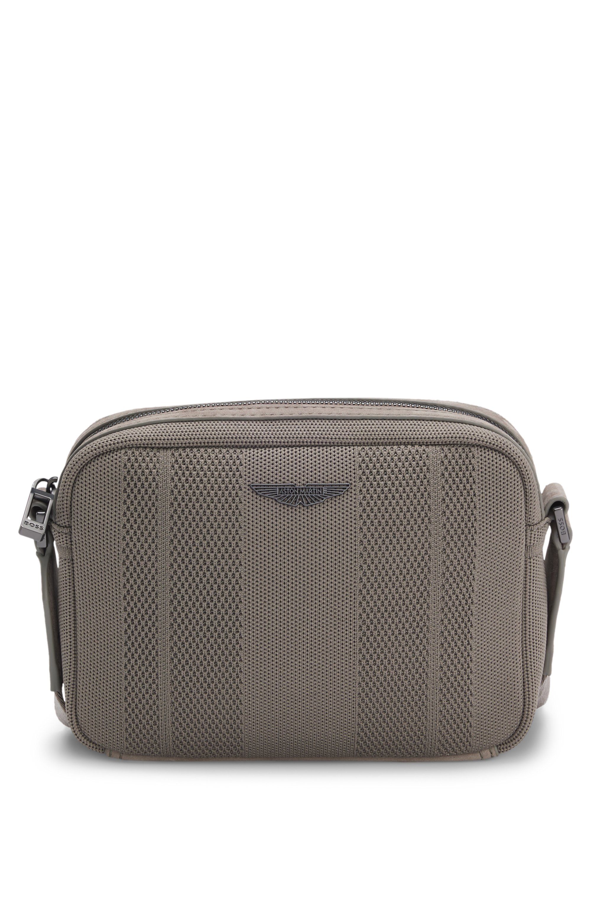 Pletená crossbody taška BOSS x ASTON MARTIN se semišovými detaily - Open Grey