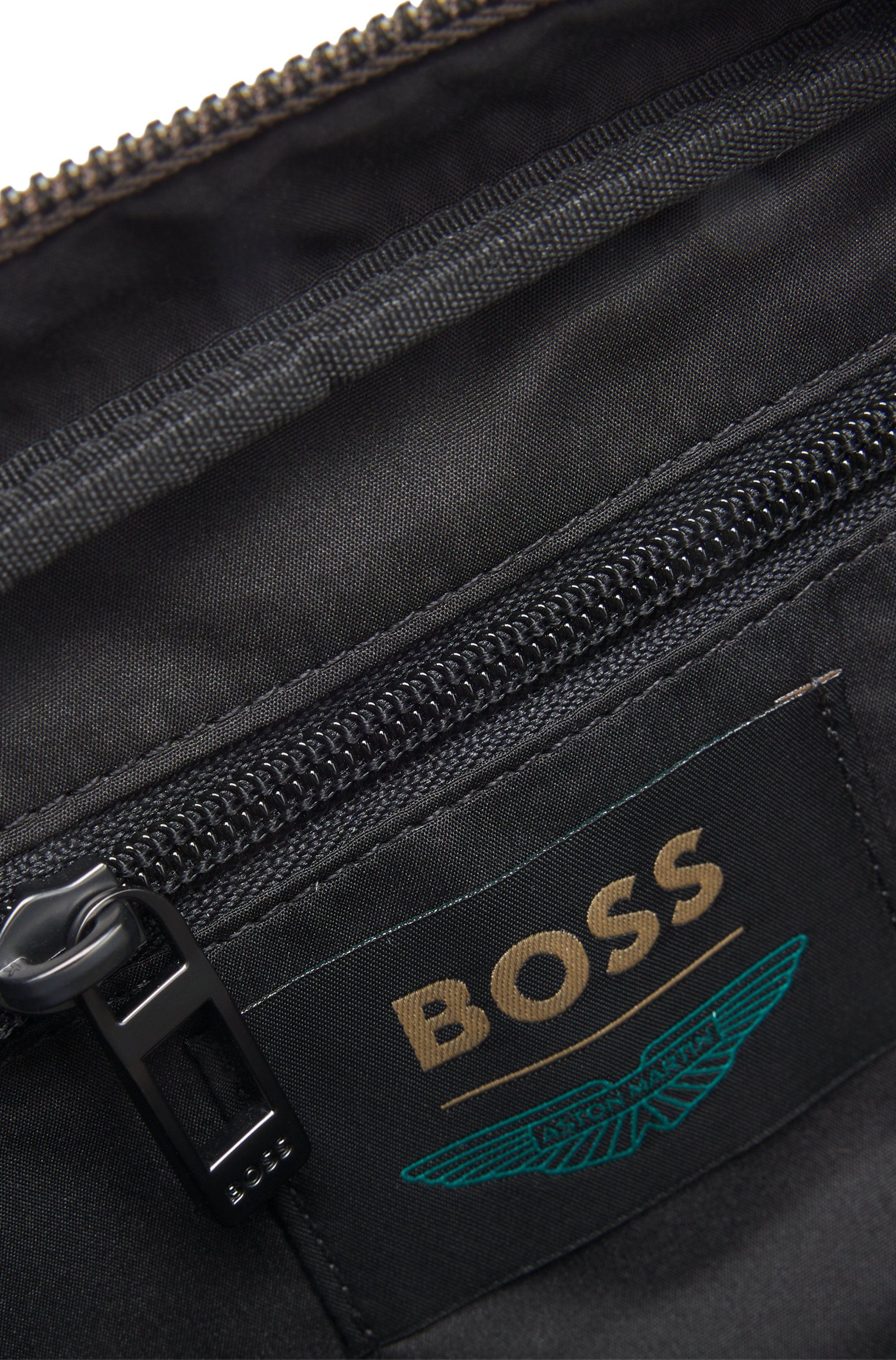 Pletená crossbody taška BOSS x ASTON MARTIN se semišovými detaily - Open Grey
