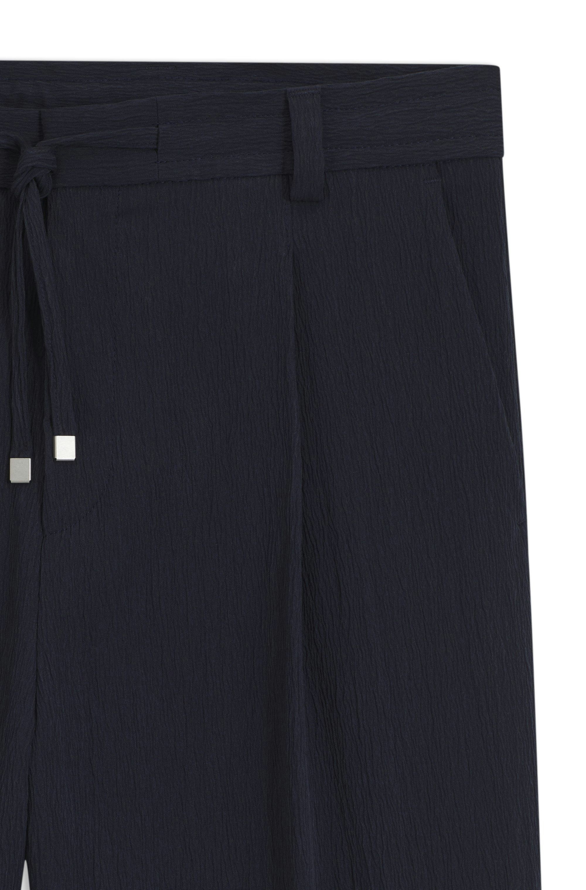 Kalhoty moderního střihu z funkčního strečového seersuckeru - Dark Blue