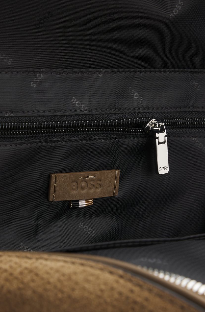 Batoh ze semiše s reliéfním monogramem - galerie #1