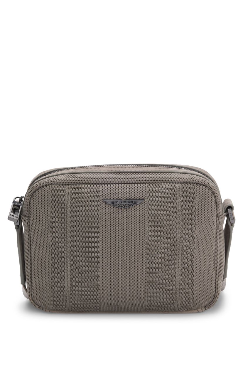 Pletená crossbody taška BOSS x ASTON MARTIN se semišovými detaily